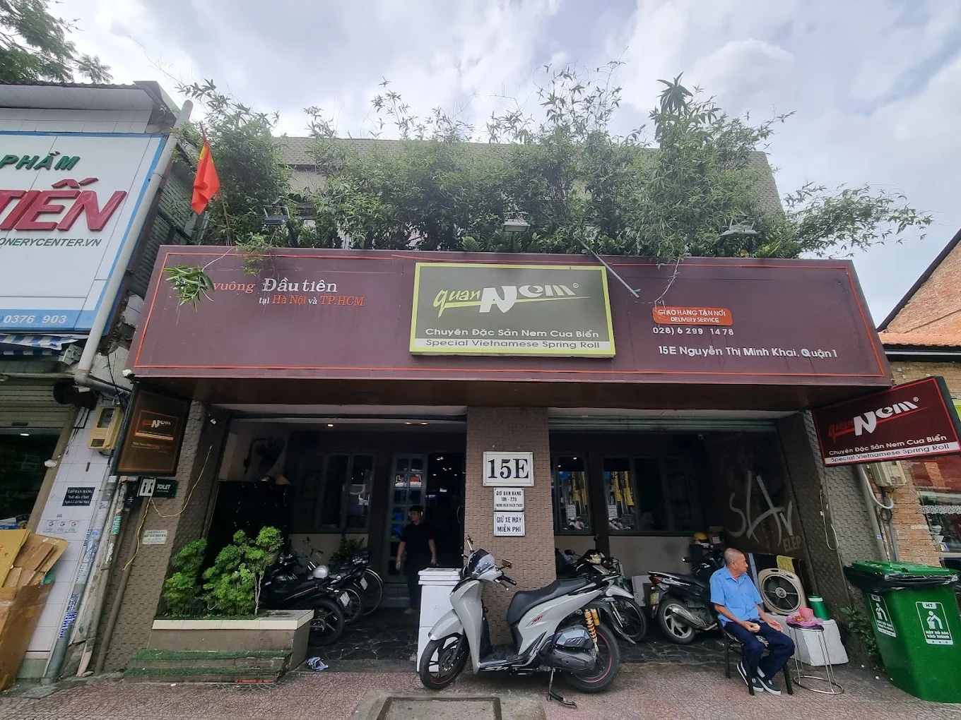 Quan Nem features a spacious, modern setting located right on the main frontage of Nguyen Thi Minh Khai Street in District 1